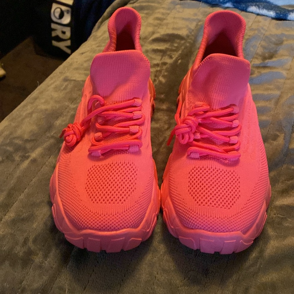 Hot pink sneakers - Picture 2 of 5